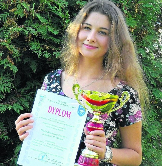 Katarzyna Gurnicz z dumą prezentuje trofea, jakie otrzymała za zajęcie drugiej  lokaty w ogólnopolskim  konkursie „Cichociemni”.