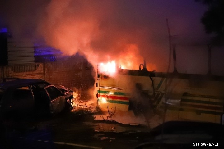 Pożar! Autobus na bazie PKS w Stalowej Woli spłonął doszczętnie [ZDJĘCIA]