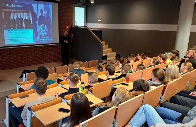 Bytowscy policjanci odwiedzili uczniów z klas maturalnych w Liceum Ogólnokształcącym w Bytowie.