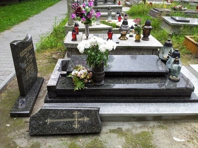 Zdewastowany cmentarz w Jaśkowicach