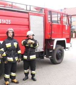 Od lewej: Tomasz Abramczyk i Dariusz Grabowski - strażacy z Ostrołęki na akcje muszą jeździć piętnastoletnim starem