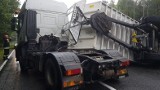 Wypadek ciężarówki w Herbach pod Lublińcem: Przewróciła się naczepa z asfaltem