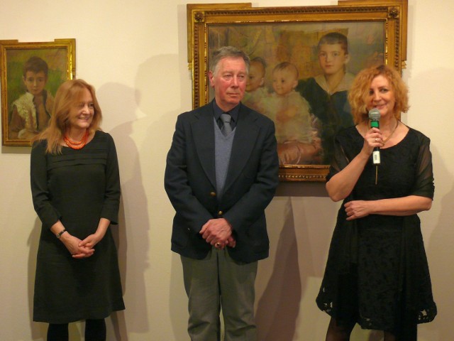 Na otwarciu wystawy od lewej kurator Anna Król, Adam Kieniewicz i dyrektor muzeum Lucyna Mizera.