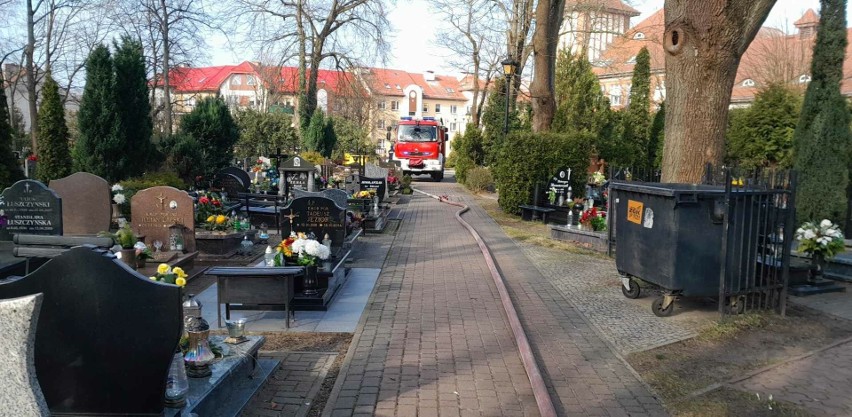 Gaszenie pożaru śmietników na cmentarzu w Ustce