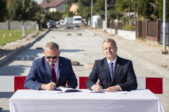 Wojewoda Mikołaj Bogdanowicz i wójt Witold Cybulski podpisali tysięczną umowę na budowę drogi w województwie kujawsko-pomorskim z rządowym wsparciem. Powstanie ona w gminie Złotniki Kujawskie