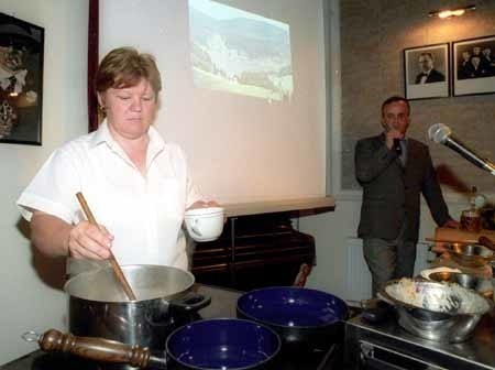 Marika Cisarova pokazała gościom, jak gotuje się słowackie potrawy.