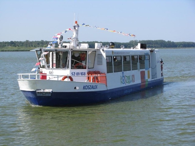 Koszałek to statek, który w sezonie letnim przewozi turystów przez Jamno.