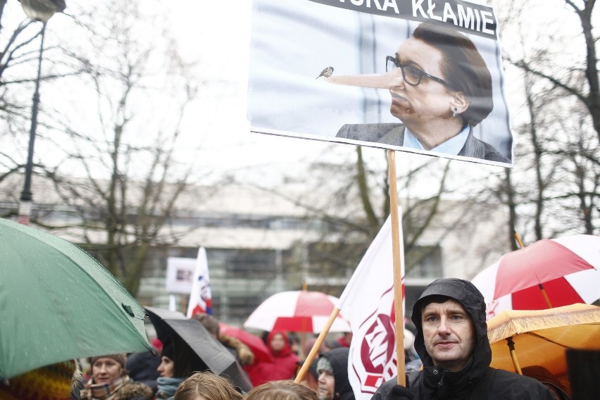 Likwidacja gimnazjów. Nauczyciele ze Słupska protestowali w Warszawie (zdjęcia, wideo)