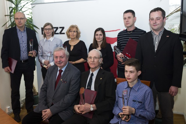Henryk Szordykowski (siedzi w środku) i inni laureaci z wielką satysfakcją odebrali okolicznościowe statuetki