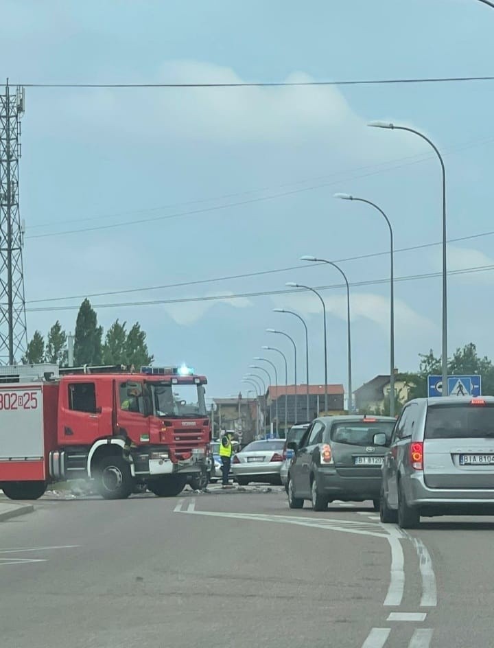 Białystok. Wypadek z udziałem trzech aut na skrzyżowaniu ulic Plażowa i Dojnowska. Dwie osoby poszkodowane [ZDJĘCIA]