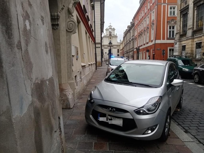 Nowi mistrzowie parkowania na krakowskich ulicach. Co oni wyprawiają?!