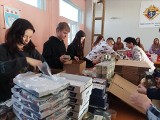 Nowy Dwór Gdański. Zebrali 3 tysiące paczek z pomocą dla Ukrainy. Rycerze Kolumba zorganizowali akcję pomocową | ZDJĘCIA