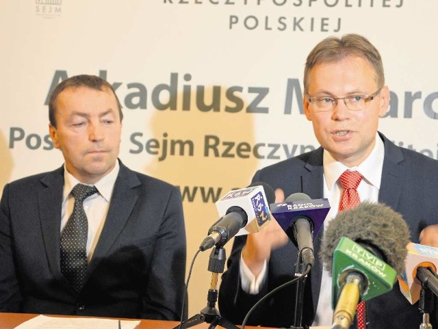 Władysława Sadowskiego, wójta Kamienicy (z lewej) wspiera poseł Arkadiusz Mularczyk
