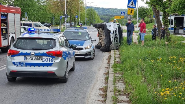 Do zdarzenia doszło w sobotę po godzinie12. Jak przekazują strażacy, w jednym z pojazdów podróżowało dwoje dzieci. Wraz z tatą trafiły profilaktycznie na badania do szpitala. Z ustaleń policji wynika, że 38-letnia kobieta jadąc volkswagenem od ulicy Barabasza prawdopodobnie nie zastosowała się do znaku stop. - Volkswagen uderzył w bok nissana, którym kierował 40-latek, jego samochód przewrócił się na bok. W aucie 40-latka podróżowało dwoje dzieci w wieku 7 i 11 lat, które odwieziono na badania do szpitala. Na szczęście nie doznały poważnych obrażeń – wyjaśniał Maciej Ślusarczyk z biura prasowego świętokrzyskiej policji.Zobacz zdjęcia na kolejnych slajdach.