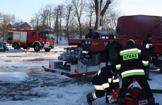 Do pomocy oleckim strażakom przyjechali strażacy z Pisza, dysponujący pompą o dużej wydajności.  Wodę z posesji i drogi gminnej wypompowano po kilku godzinach. W działaniach brało udział 26 strażaków.
