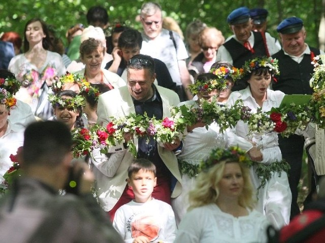 Panie z zespołu ludowego Sukowianki znad Lubrzanki poprowadziły specjalny korowód nad zakole rzeki Czarnej Nidy. Towarzyszył im radny Grzegorz Gałuszka.