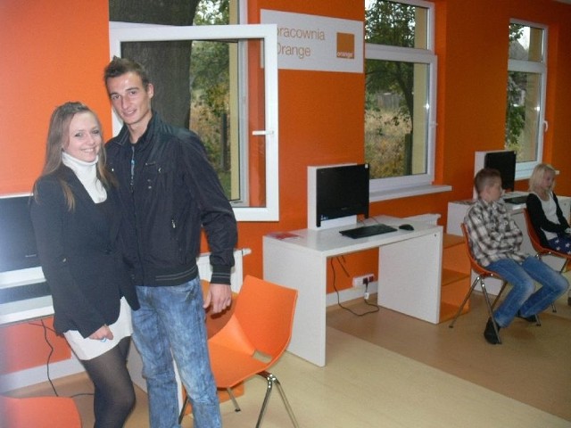 Emilia Koneczna i Kamil Obara cieszą się z pracowni internetowej. Stała się miejscem spotkań młodzieży.