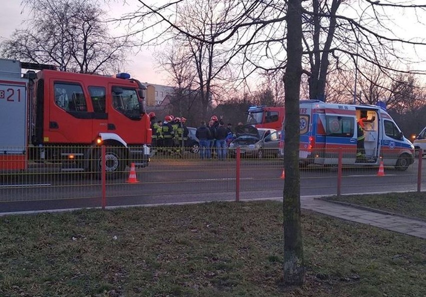 Na ul. Popiełuszki w Białymstoku zderzyły się dwie osobówki