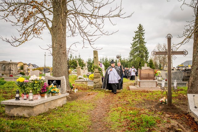 Procesja wchodzi na cmentarz w Iwaniskach. Więcej na kolejnych zdjęciach