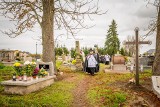 Piękna procesja na cmentarzu w Iwaniskach. Tak wyglądała nekropolia we Wszystkich Świętych 2023