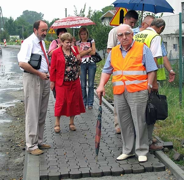 &#8211; W Brzeźnicy przyglądano się dziś przebudowie drogi Dębica-Mielec. Mieszkańcy mieli sporo uwag co do jakości robót.