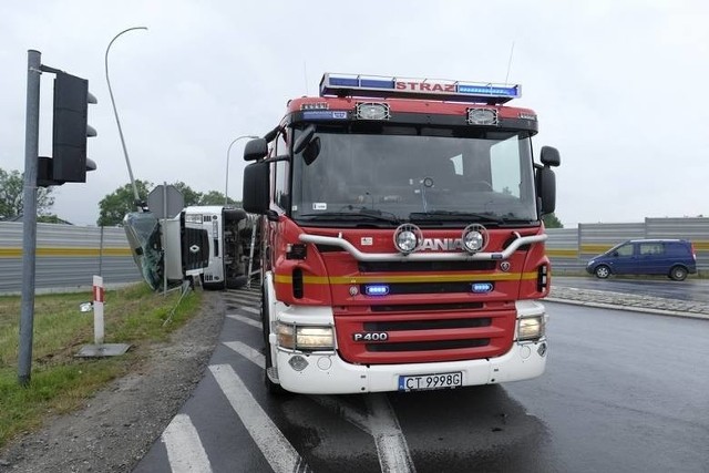 Dziś przed południem w Lubiczu pod Toruniem na drodze krajowej nr 10 przewrócił się Tir. Funkcjonariusze z ruchu drogowego z Torunia pojechali załatwić policyjną część „roboty” na tym zdarzeniu. Na miejscu byli też strażacy.