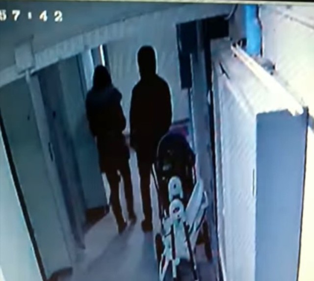 Policja otrzymała film z kamery monitoringu umieszczonej na klatce schodowej jednego z bloków na Bałutach. Na nagraniu widać parę młodych ludzi, która pojawia się na klatce. Zakapturzony mężczyzna stoi na tzw. czatach, a jego wspólniczka chwyta po kolei za wszystkie klamki mieszkań na tym piętrze.  ZOBACZ ZDJĘCIA, CZTAJ WIĘCEJ