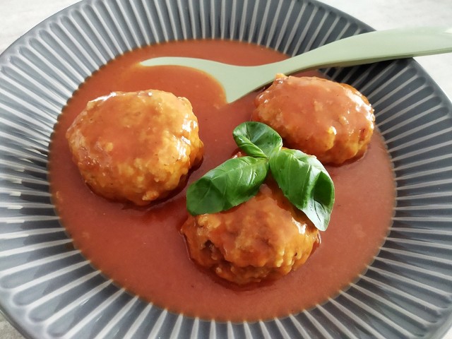 Przełóż gołąbki ponownie do sosu pomidorowego i pogotuj całość jeszcze ok. 10 min, na małym ogniu. Podawaj np. z ziemniakami lub z ryżem.