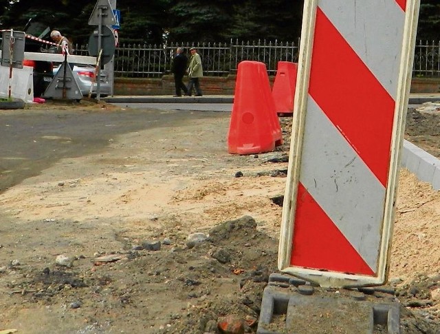 Teren vis-a-vis urzędu przydałby się miastu. Choćby na kolejne miejsca parkingowe