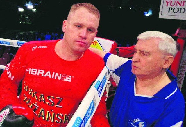 Łukasz Różański i trener Marian Basiak po walce z Laszlo Tothem.