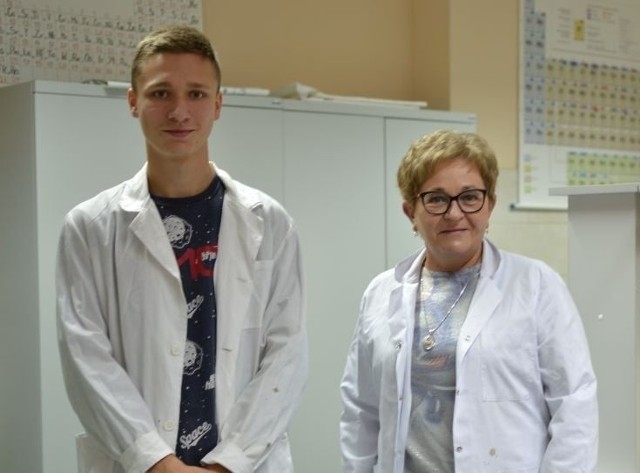 Jakub Masternak razem z nauczycielką chemii, panią Barbarą Szczechurą.