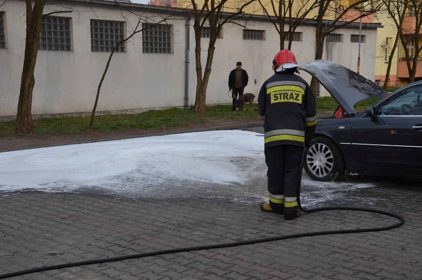 Wrocław: Pożar samochodu osobowego na ul. Legnickiej (ZDJĘCIA)