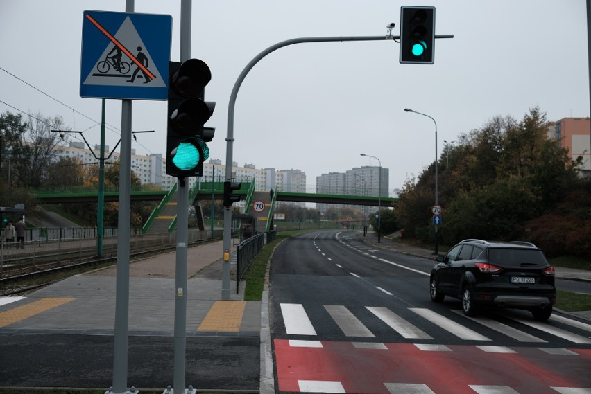 Przejście ułatwia dojście na przystanek tramwajowy Żegrze II