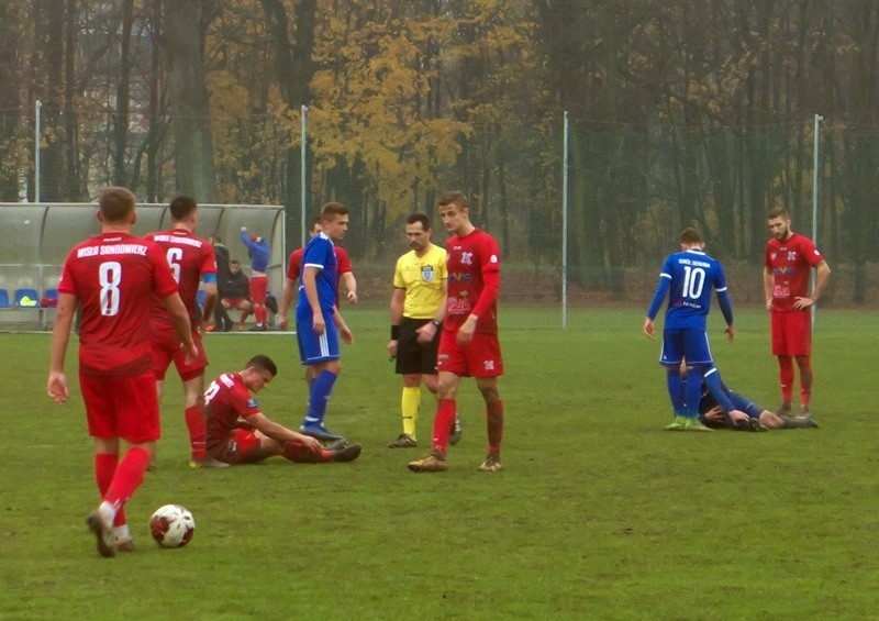 Sokół Sieniawa (niebieskie stroje) bezbramkowo zremisował z...