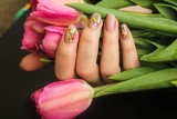 Flower nails to modne zdobienia na paznokciach. Poznaj najpiękniejsze kwiatowe wzory i zobacz filmik, z którego dowiesz się, jak je wykonać