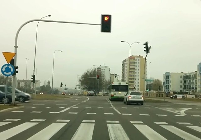 Na skrzyżowaniu ul. Wrocławskiej z Popiełuszki w Białymstoku kierowca audi z premedytacją przejechał na czerwonym świetle. Chował się za autobusem.