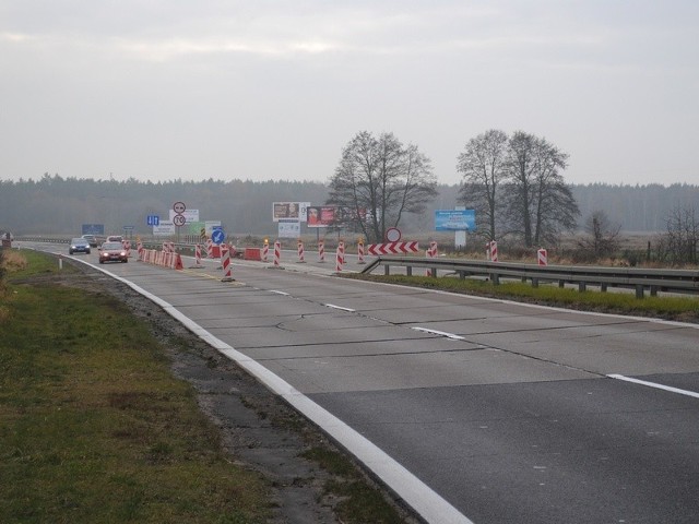 Przebudowa rozpoczęła się w piątek. Potrwa do grudnia 2012. Betonowe płyty zastąpi poszerzona, asfaltowa jezdnia.