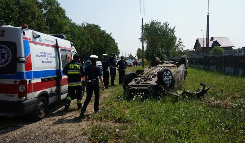 Wypadek radiowozu w Rybniku: Pościg i dachowanie. Policjanci...