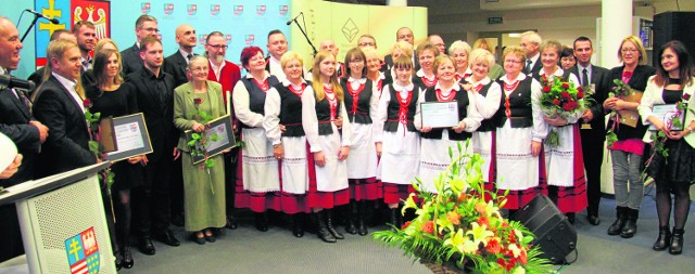 Laureaci tegorocznych Świętokrzyskich Nagród Kultury, najbardziej widoczny jest zespół śpiewaczy Kunowianie, który chciał mieć taką pamiątkę na 50-lecie istnienia i przyjechał do Kielc w pełnym składzie.