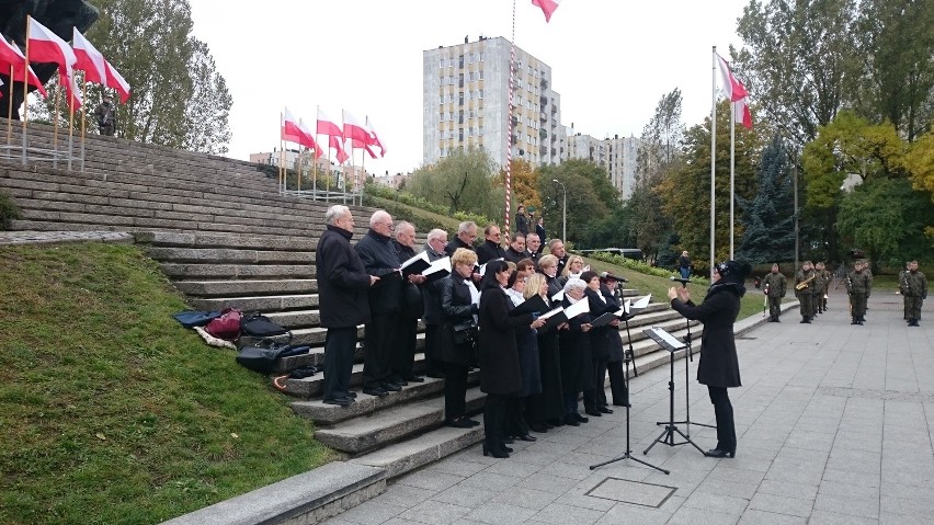 Ślubowanie uczniów klas mundurowych przed pomnikiem Żołnierza Polskiego w Katowicach 