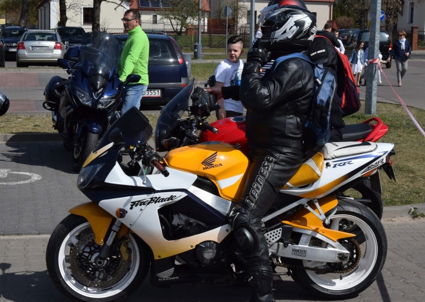Ostrołęka. Motoświęconka 2021. Spotkanie motocyklistów na parkingu przy farze. W Wielką Sobotę 3.04.2021. Zdjęcia