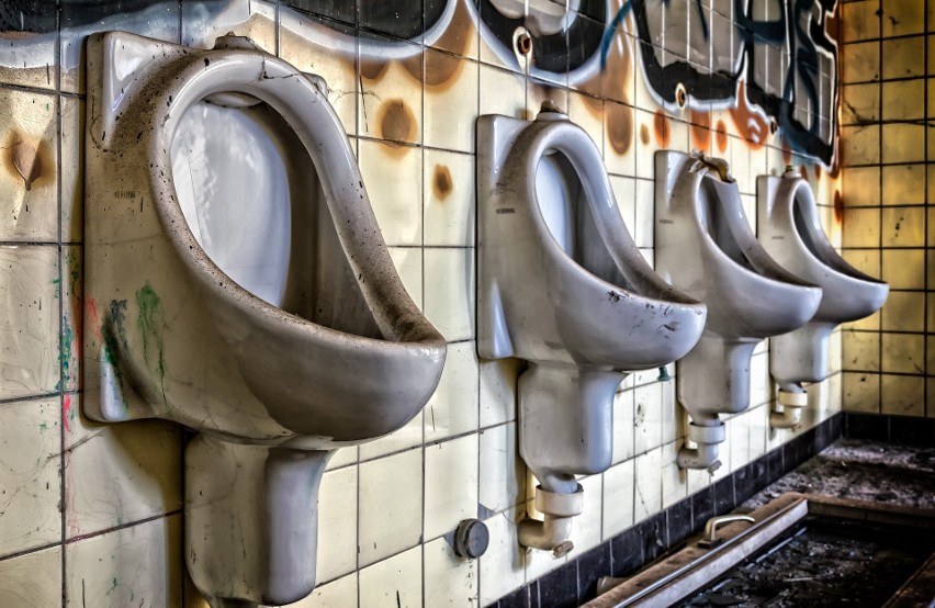 Przycisnęło cię na wakacjach? W niektórych miastach możesz mieć problem. Zobacz gdzie są najgorsze toalety publiczne!
