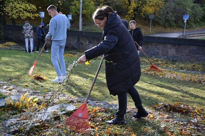 Studenci Filii Uniwersytetu w Białymstoku w Wilnie posprzątali cmentarz na Rossie