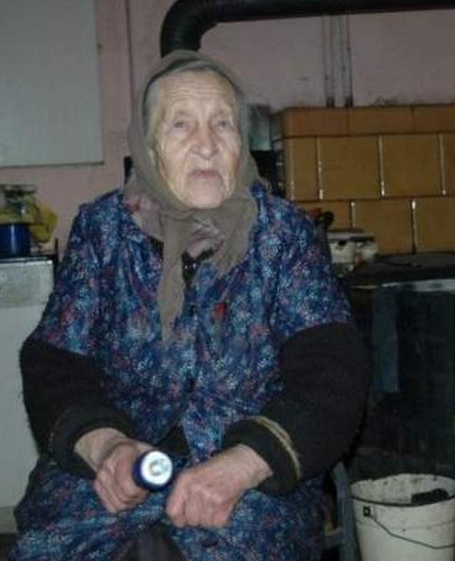 Łucji Małek z Radawia grozi zamarznięcie. 85-letnia staruszka od miesiąca żyje bez prądu i wody.