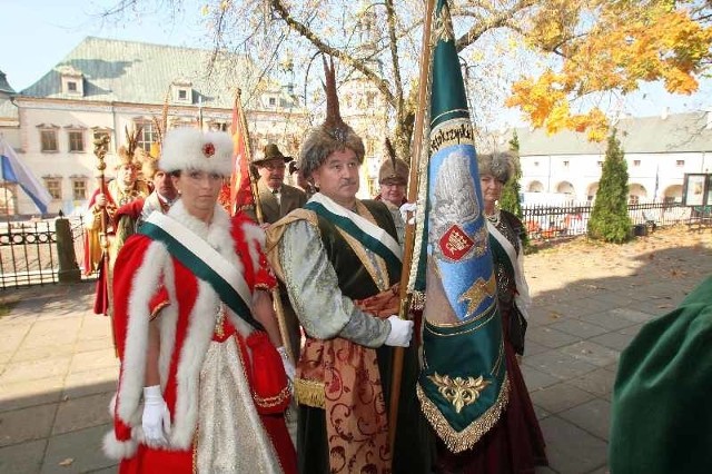 Członkowie bractwa ubrani byli  w tradycyjne szlacheckie kontusze i uzbrojeni w historyczne oręże.