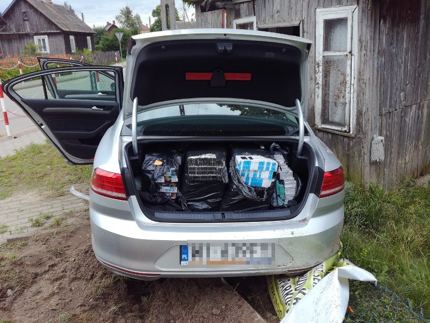 Kobylin-Borzymy: Samochód przemytnika wjechał w dom. Ścigała go straż graniczna (zdjęcia)