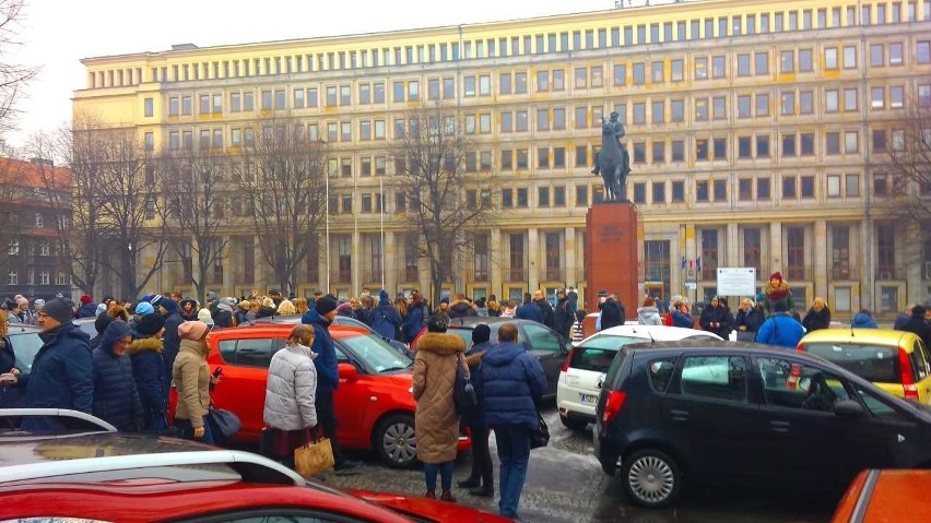 Ewakuacja Śląskiego Urzędu Wojewódzkiego w Katowicach po alarmie bombowym i informacji o ładunku wybuchowym