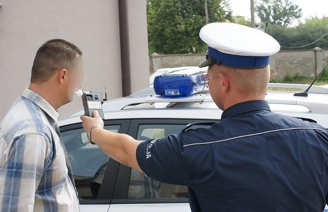 Nietrzeźwy kierowca audi rozbił samochód i uciekł. Policja złapała go pijanego na rowerze.