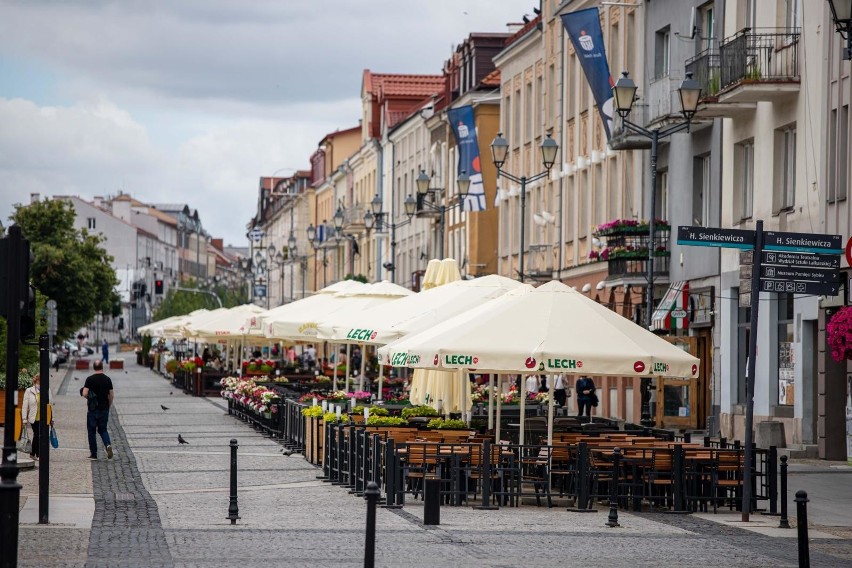 Restauratorzy co roku składają ogródki na czas procesji...