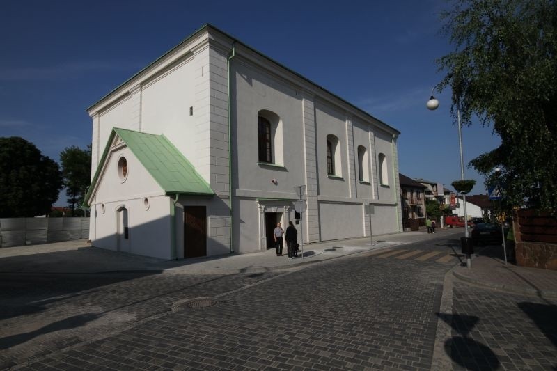 Jedną z atrakcji w Chmielniku jest odnowiona synagoga, w...